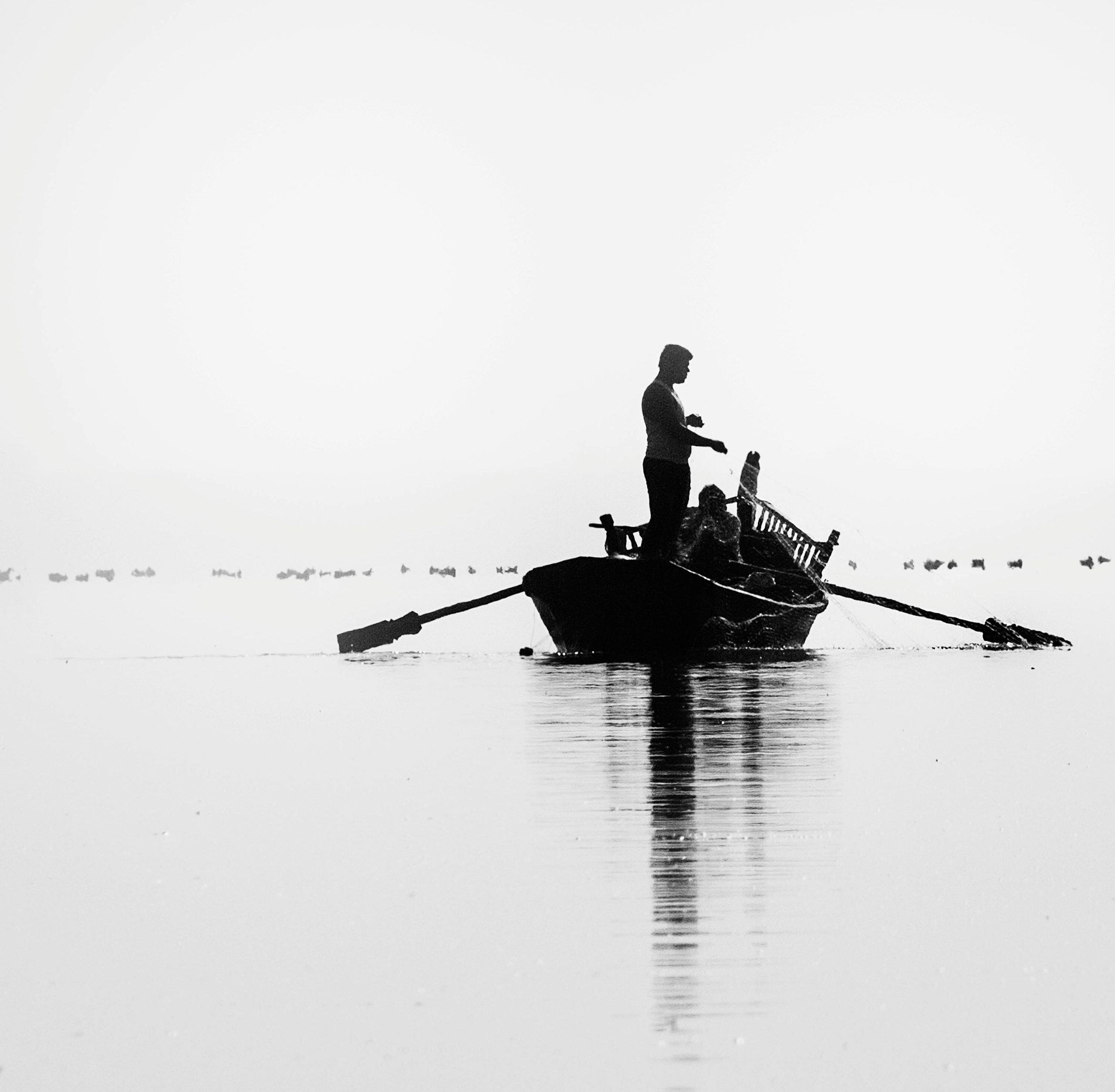 Ribič na morju izvaja ribolov