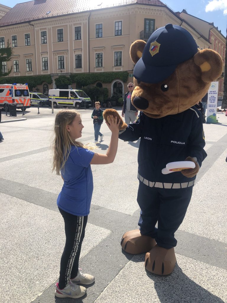 Policijska maskota Leon na dogodku ob Dnevu Evrope