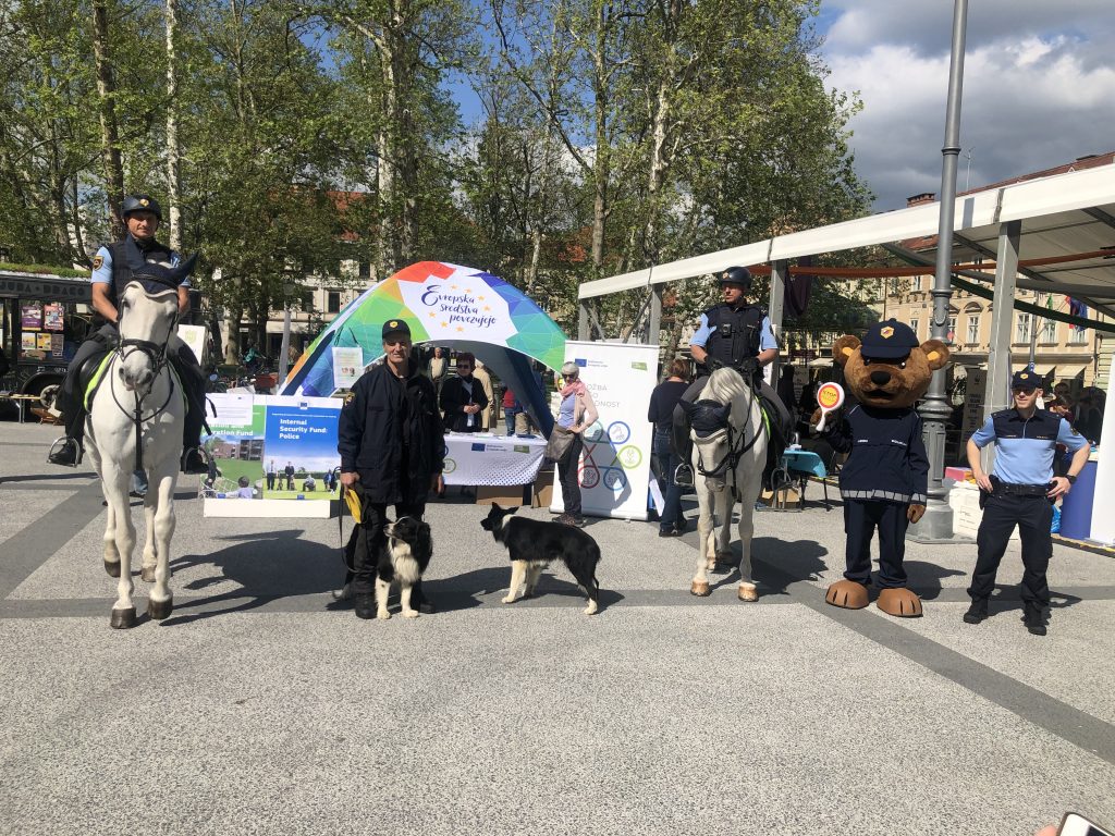 Policisti na dogodku ob Dnevu Evrope
