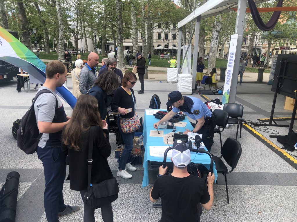 Stojnica za odkrivanje prstnih odtisov na dogodku ob Dnevu Evrope