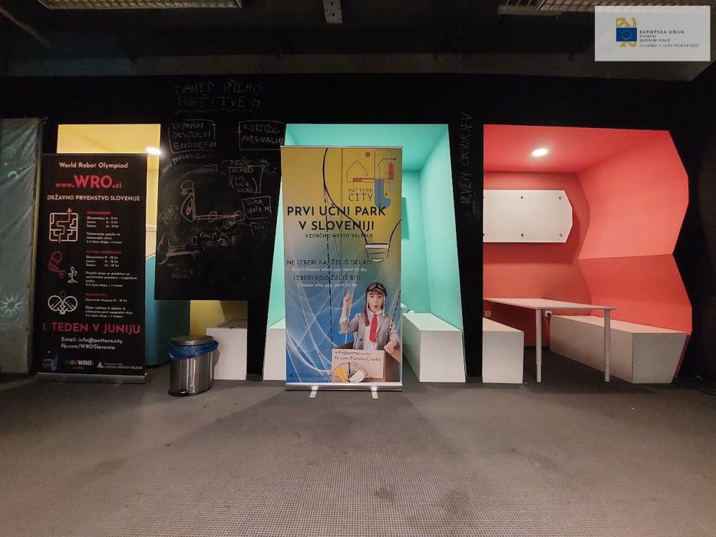 Fotografija plakatov projekta Pametna učilnica.