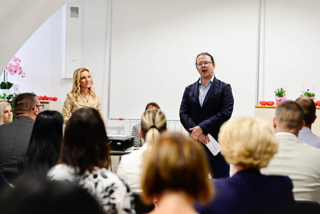 Ljudje na dogodku projekta ProAkt.