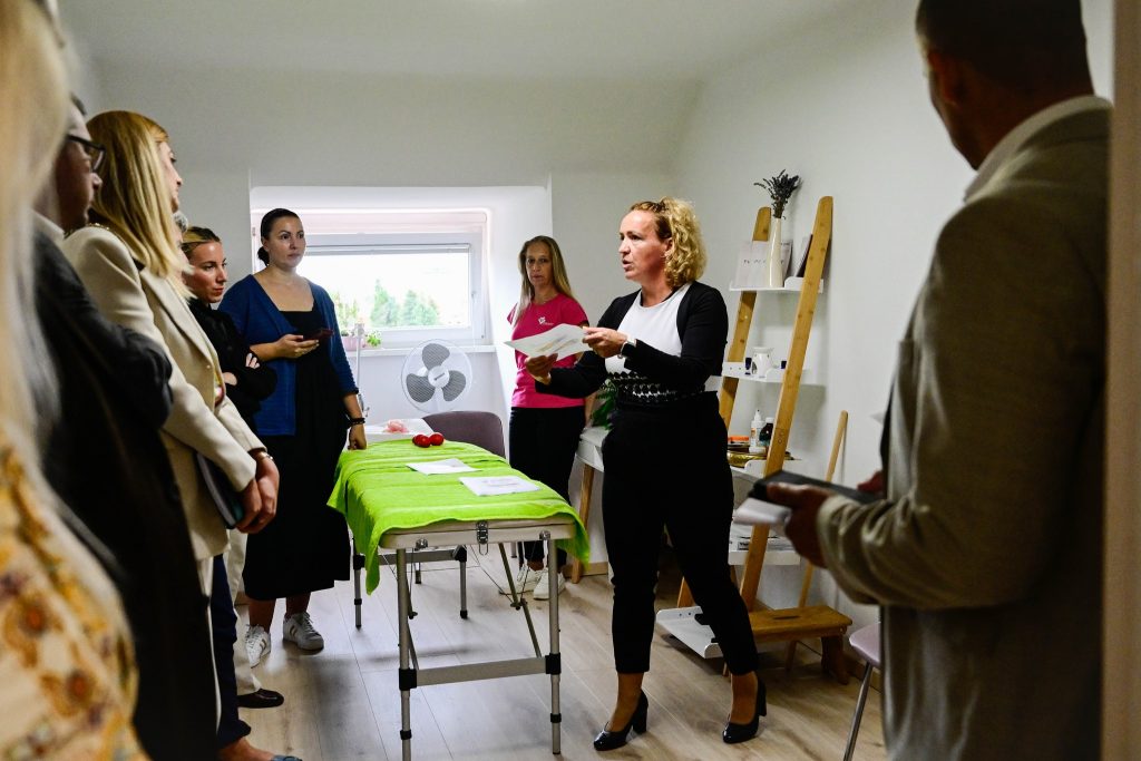 Ljudje na dogodku projekta ProAkt.