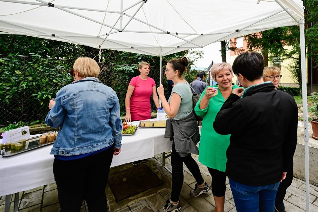 Ljudje na dogodku projekta ProAkt.