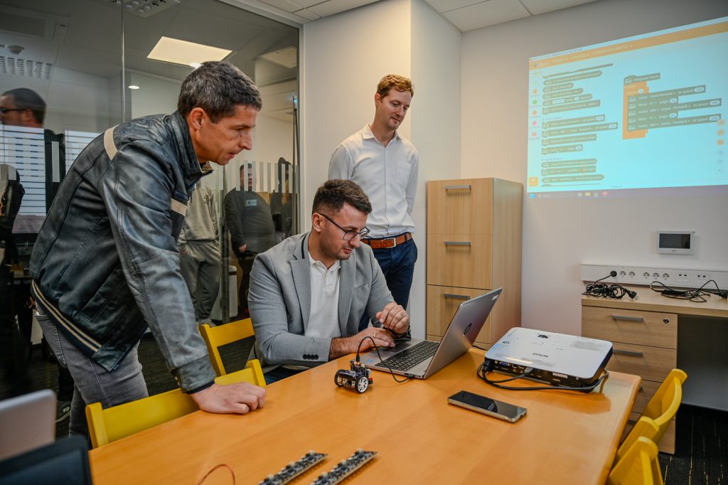 Dogodek projekta UrbanMakerSpace. Fotografija ljudi za mizo.