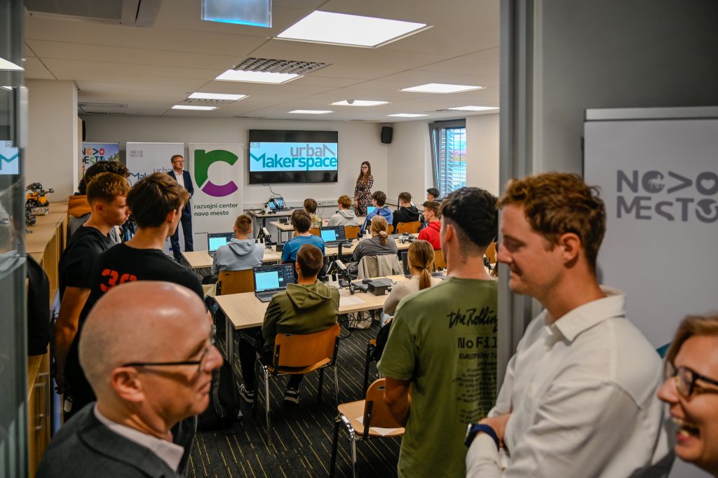 Dogodek projekta UrbanMakerSpace. Ljudje se pogovarjajo, družijo in mrežijo.