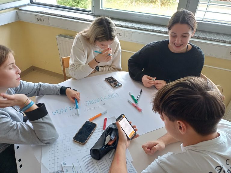 Dijaki izdelujejo plakat