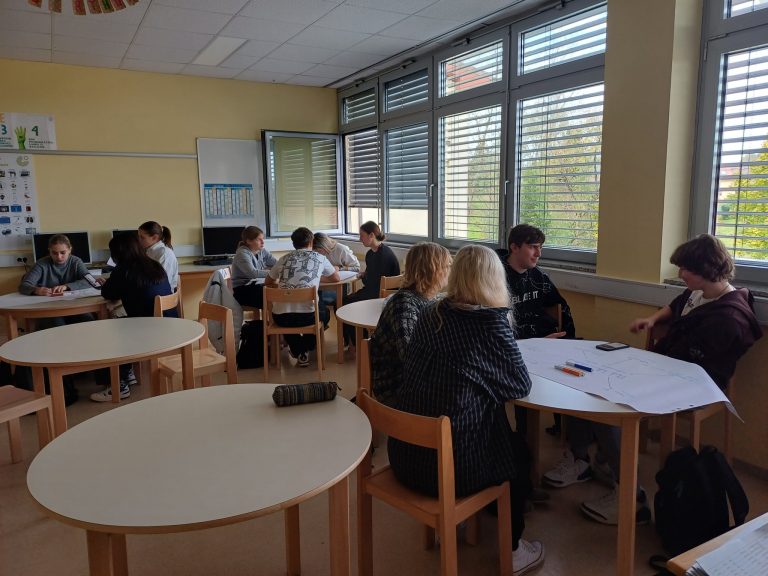 Dijaki ki sedijo za mizo