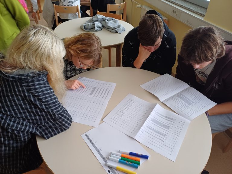 Dijaki preverjajo projekte po seznamu