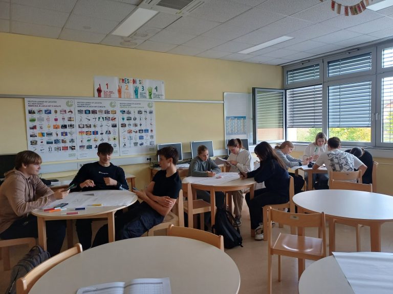 Dijaki izdelujejo plakate