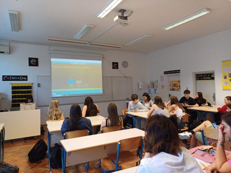 Dijaki v razredu - ASOC Slovenija