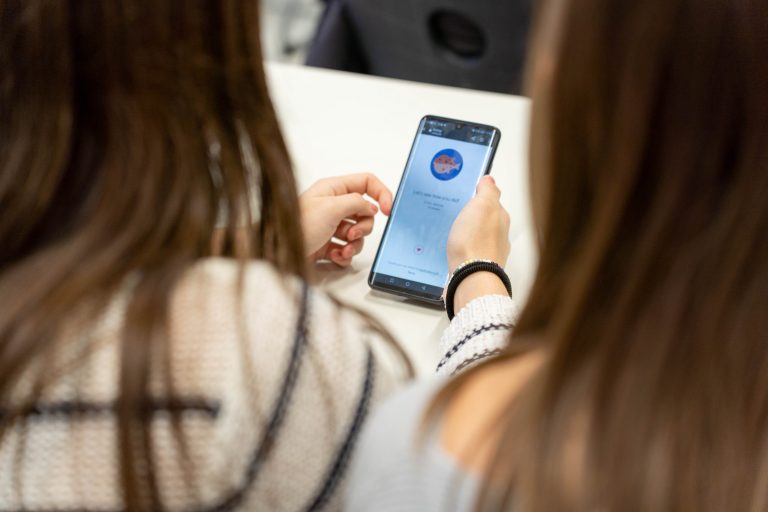 Dekle gleda v telefon