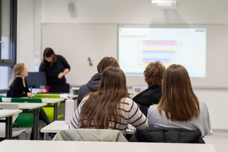 Dijaki poslušajo učitelja