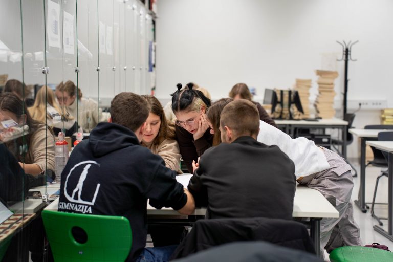 Dijaki izdelujejo plakat