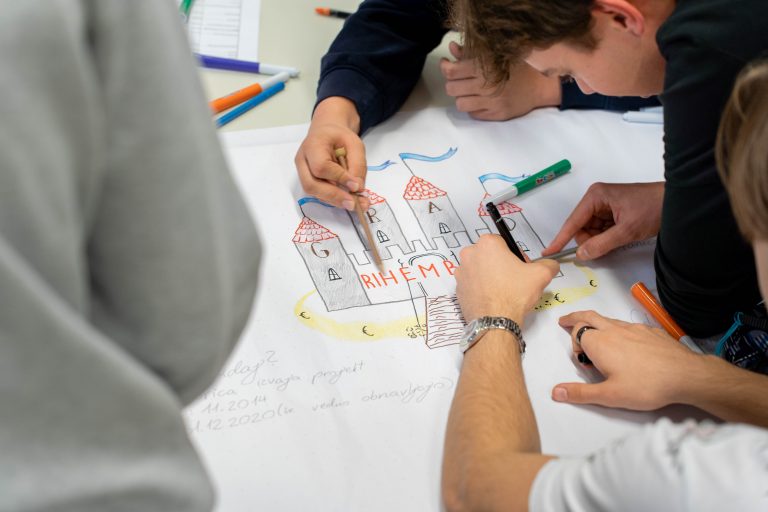 Dijaki izdelujejo projekt