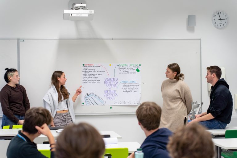 Dijaki predstavljajo projekt