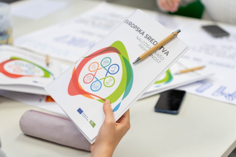 Roka, ki drži mapo z napisom Evropska sredstva