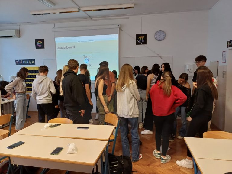 Dijaki v razredu - ASOC Slovenija