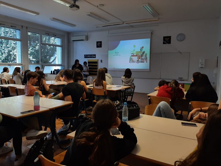 Dijaki v razredu - ASOC Slovenija