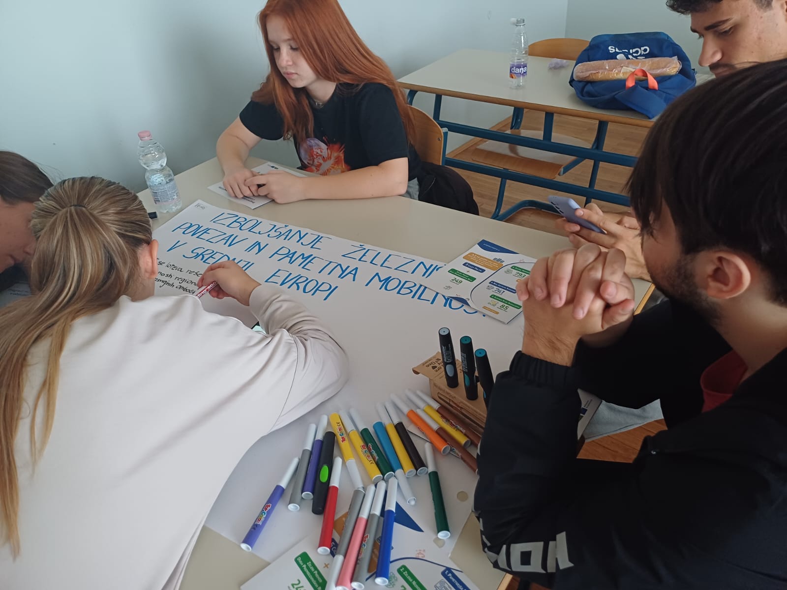 Dijaki v razredu izdelujejo plakat - ASOC Slovenija