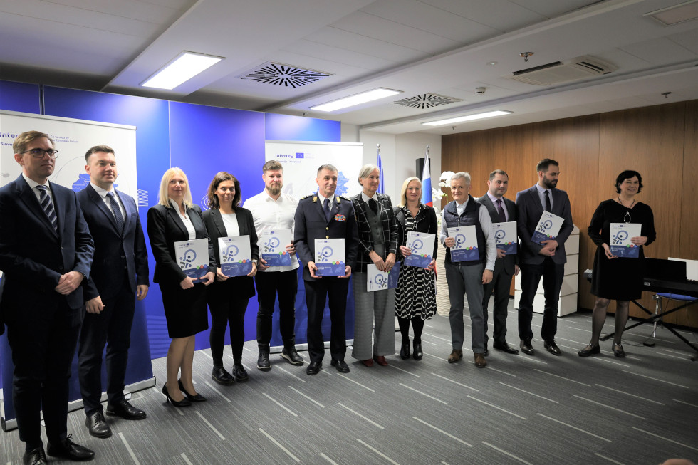 Skupinska fotografija s podpisniki pogodb