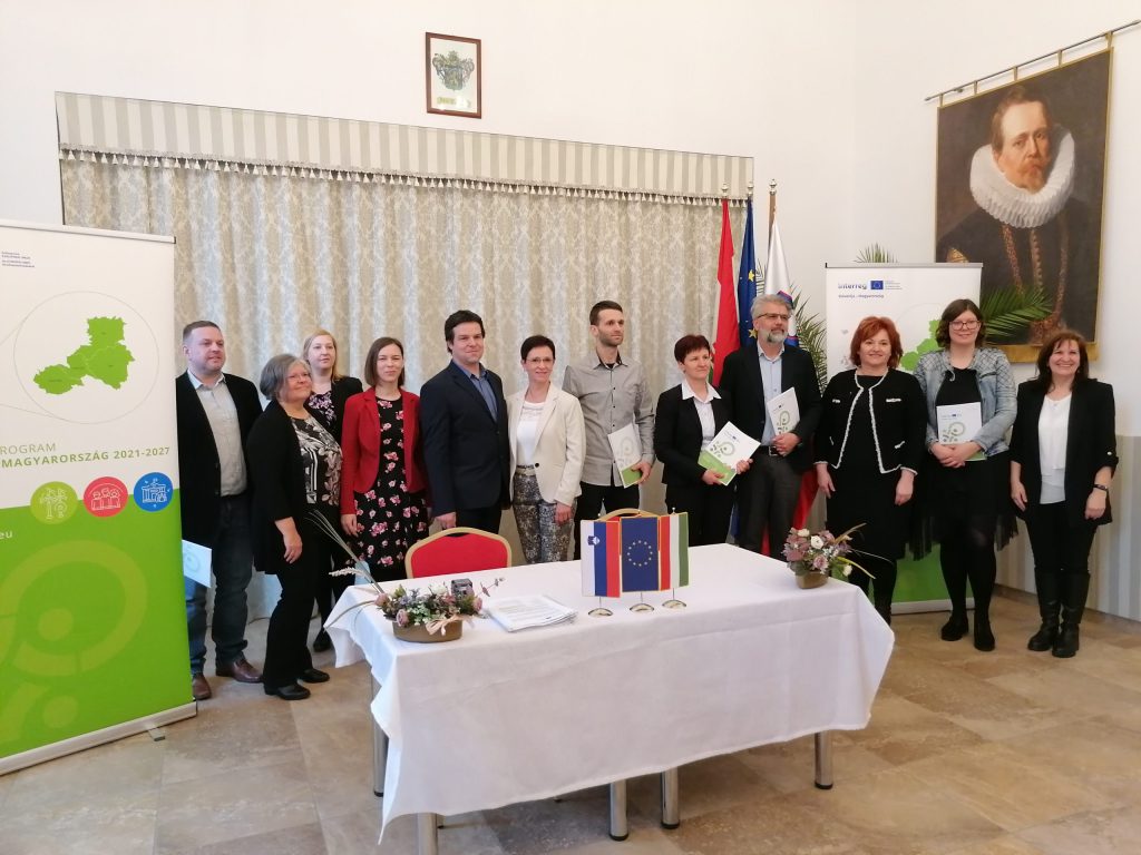 Skupinska fotografija s podpisniki pogodb