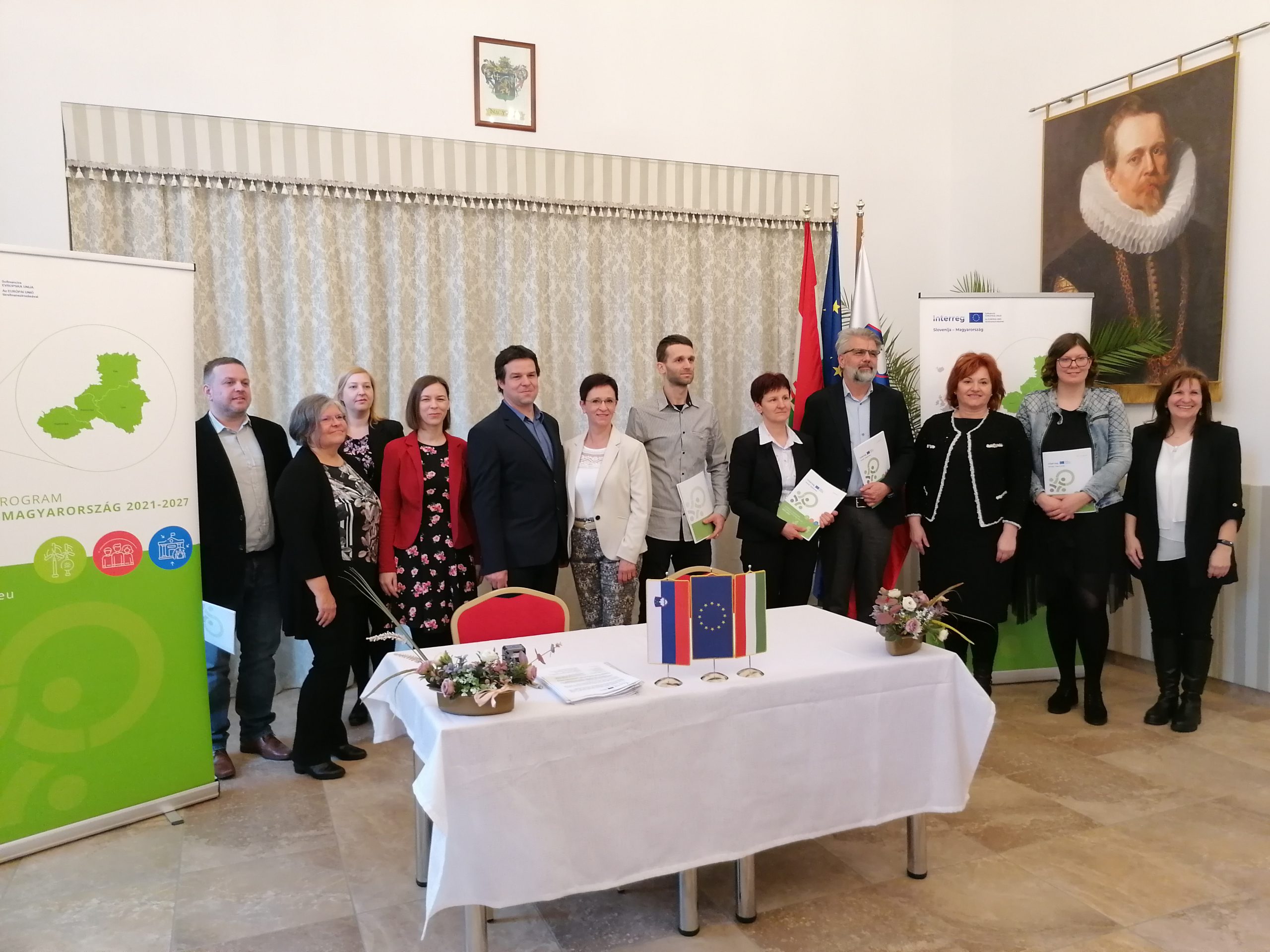 Skupinska fotografija s podpisniki pogodb