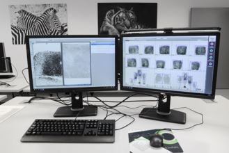 Monitorji v forenzičnem laboratoriju