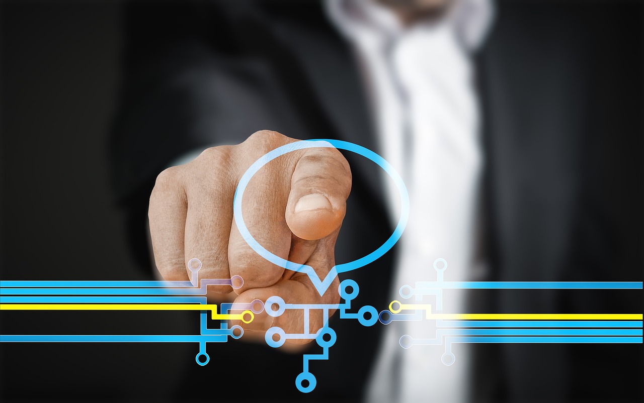 Prsti, ki kaže na nas