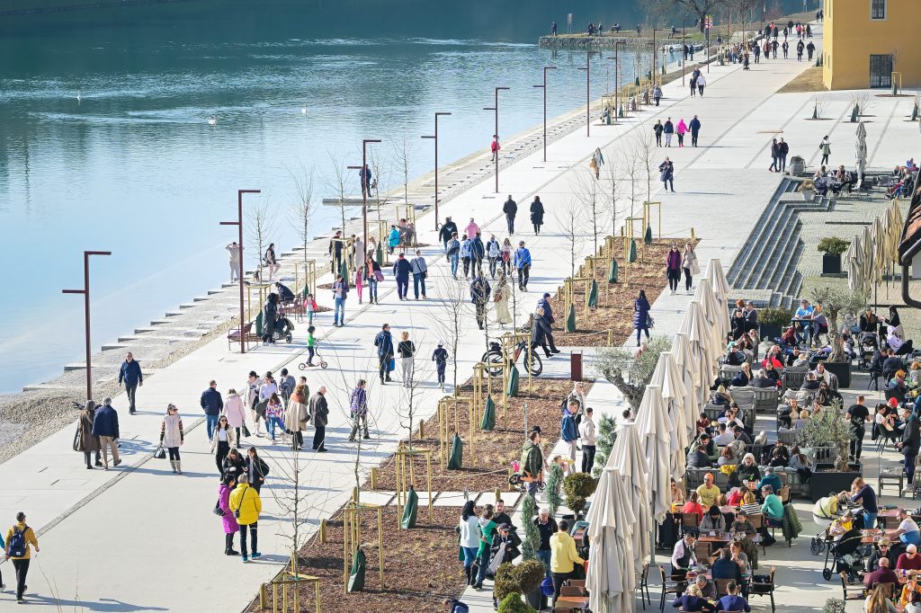 Sprehajalci na mariborskem Lentu