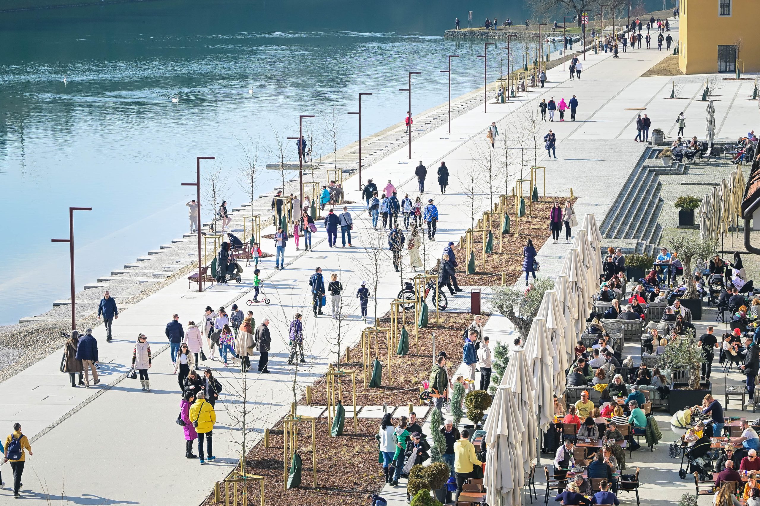 Sprehajalci na mariborskem Lentu