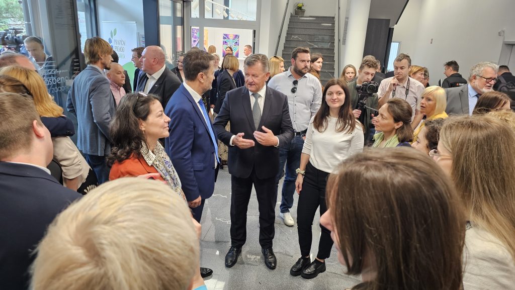 Udeleženci dogodka z ministrom Jevškom ob predstavitvi Centra za pravični prehod Zasavje