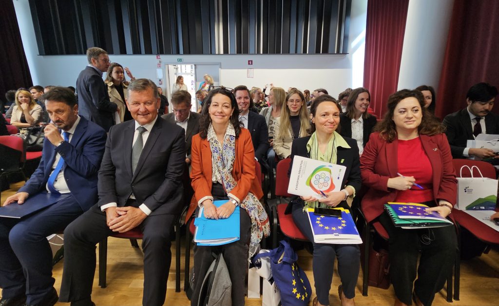 Udeleženci dogodka z ministrom Jevškom ob predstavitvi Centra za pravični prehod Zasavje