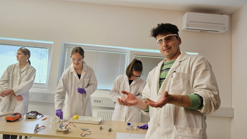 Predstavitev kemijskih poskusov s strani učencev