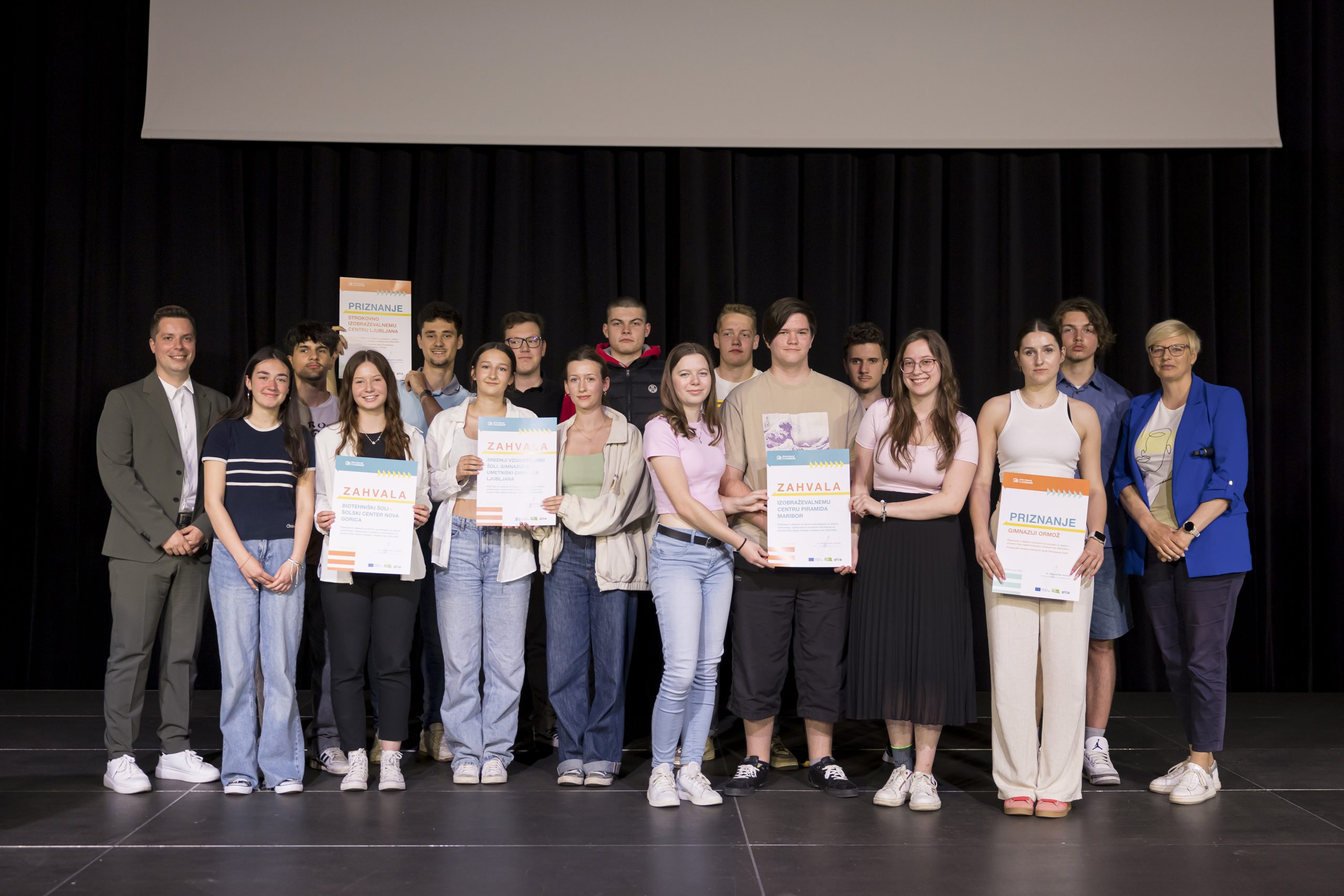 Dvorana Sv. Frančiška v Kopru, zaključni dogodek Šola odprte kohezije, zmagovalni dijaki na odru