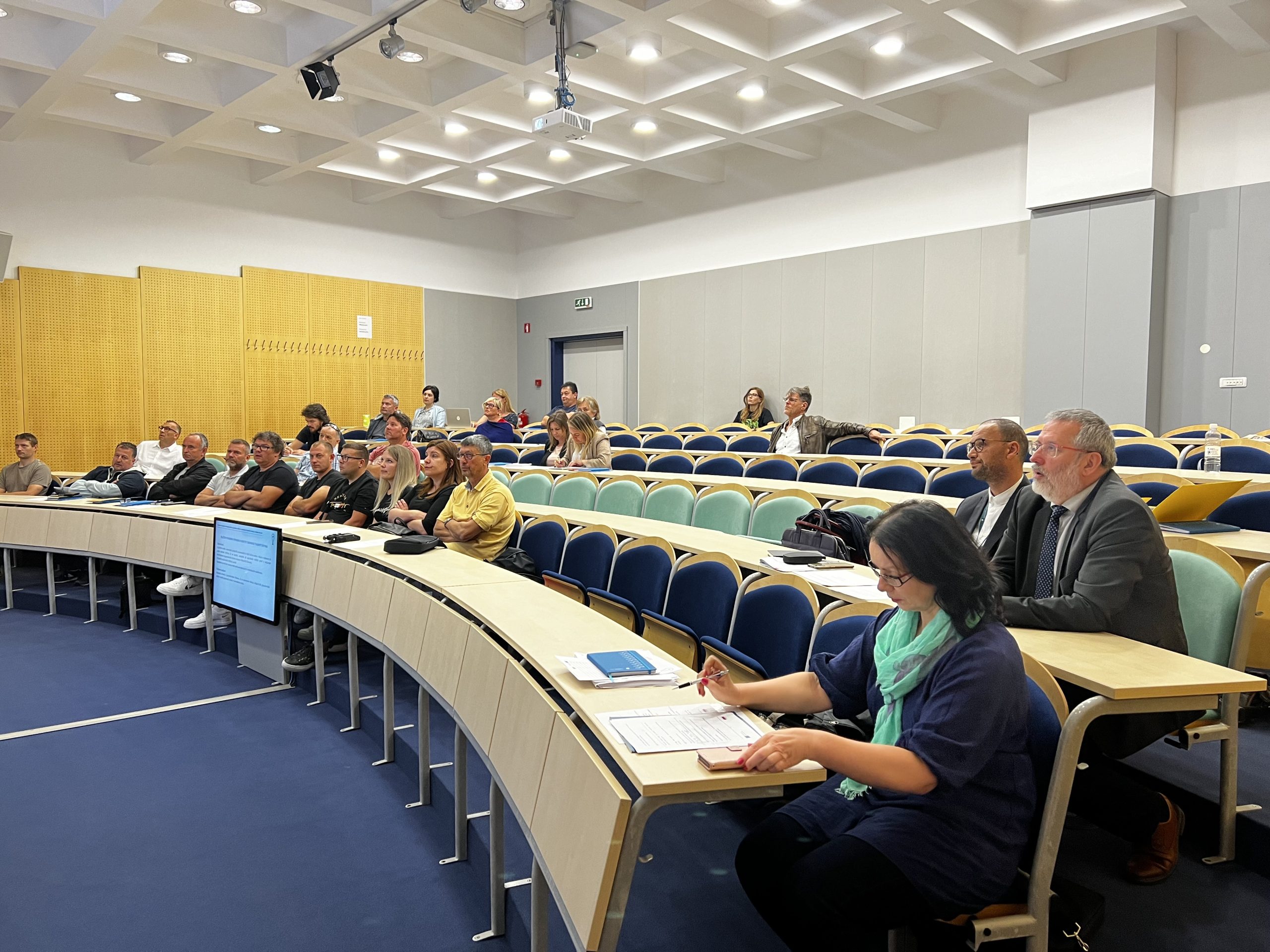 Dvorana z ljudmi na dogodku o morskem ribištvu