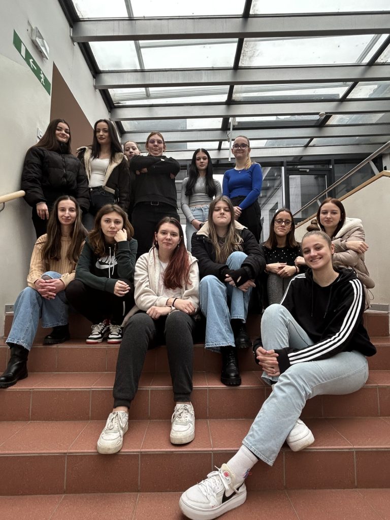 Fotografija dijakov, ki sedijo na stopnicah