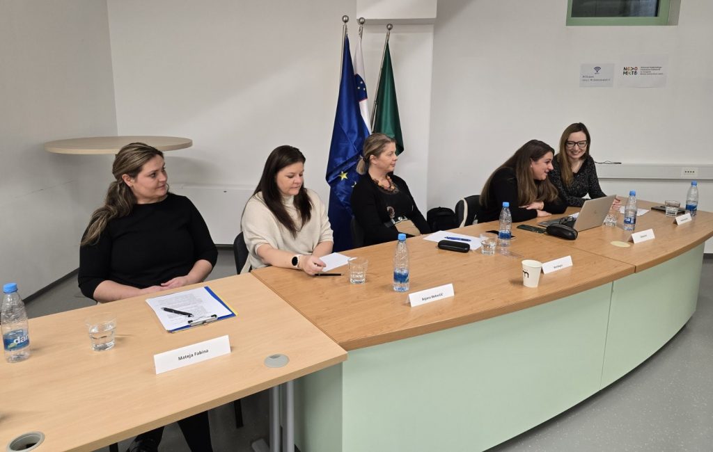 Potujoča pisarna v Novem mestu, na fotografiji govorici