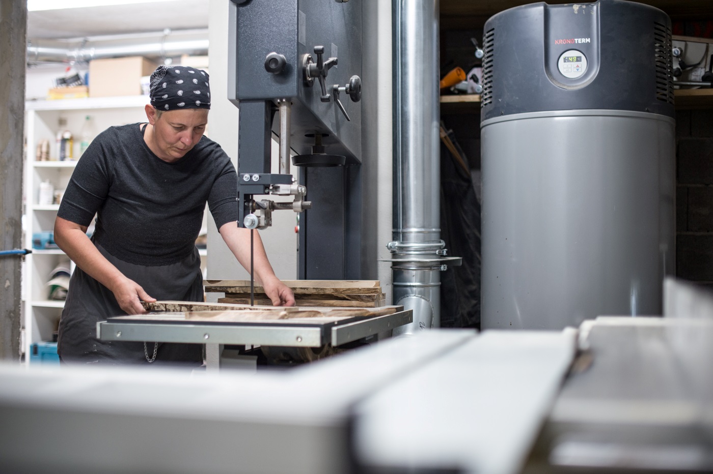 Delavka ob delvnome stroju