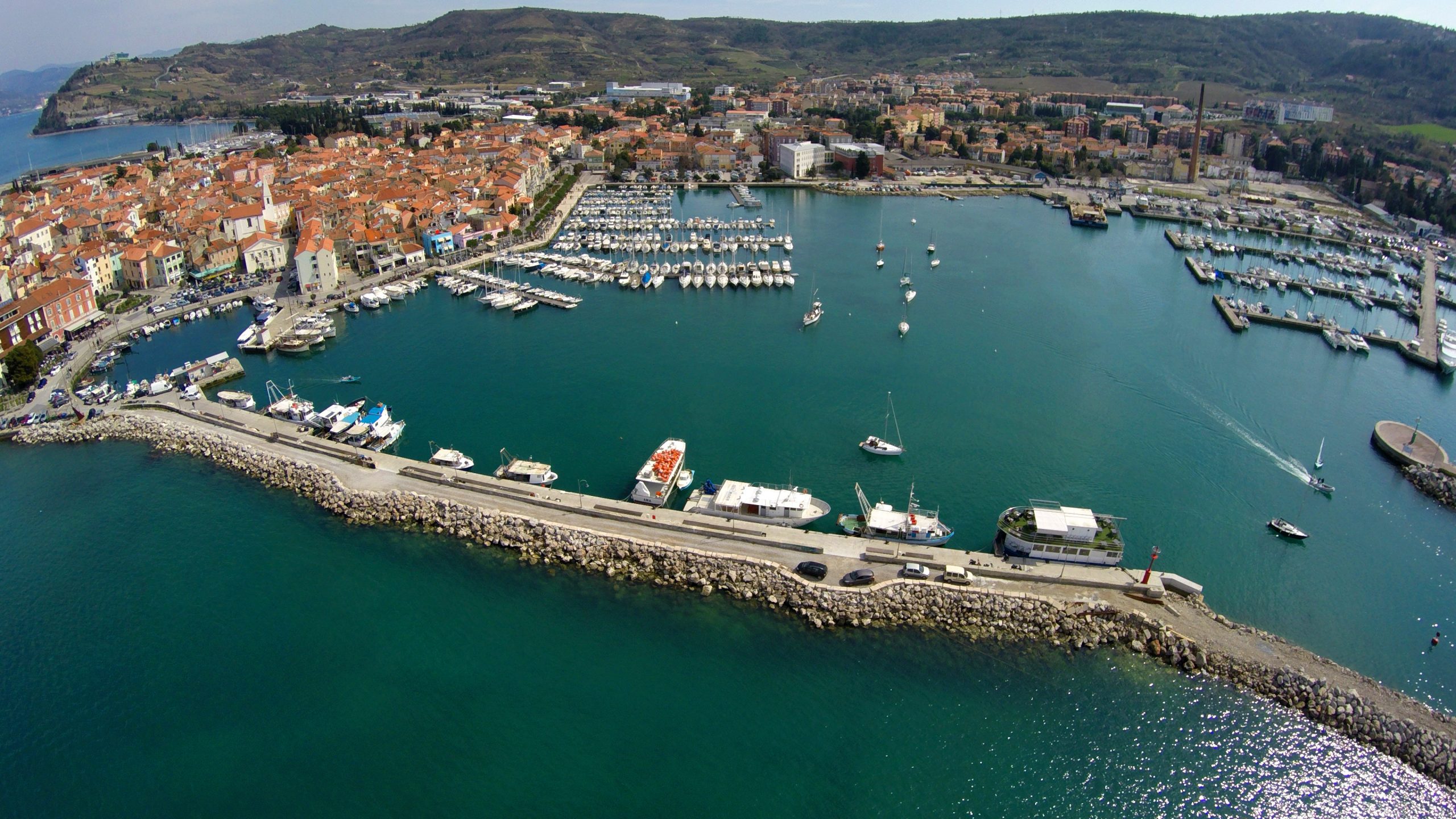 Izolsko pristanišče iz zraka