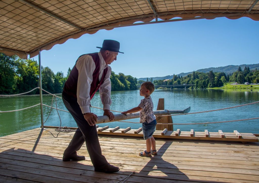 Dedek in vnuk splavarita