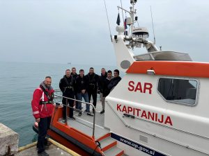 Dijaki STŠ Koper na čolnu Kapitanije Koper