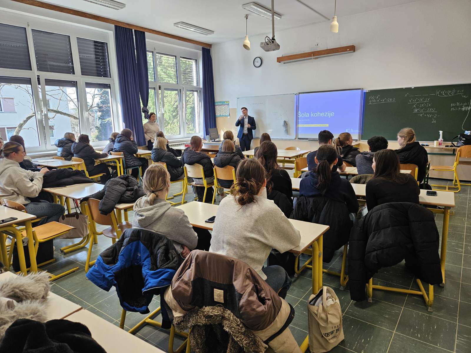 Gašper Kavšek v razredu izvaja EU delavnico