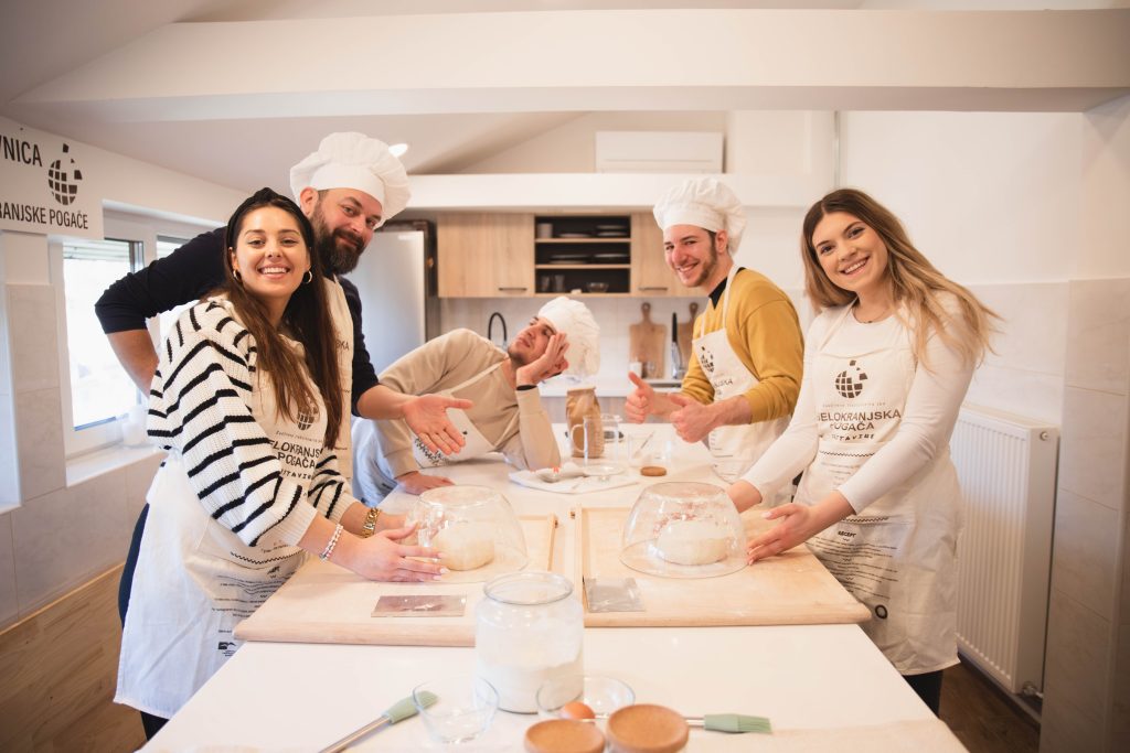 Mladi ljudje pripravljajo pogačo