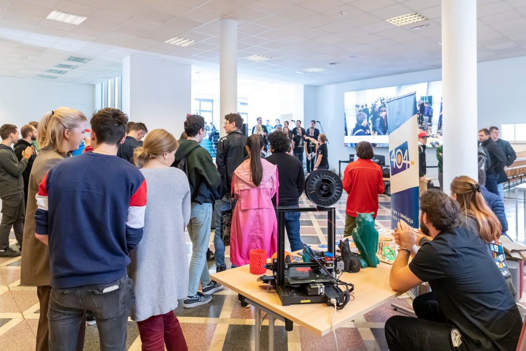 Skupina ljudi, ki se druži