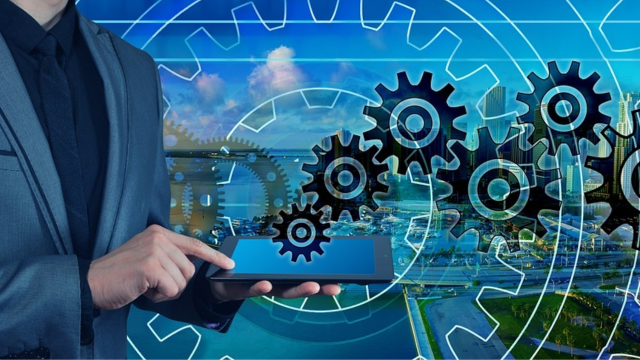 grafika s prikazom moškega na računalniku in kolesji, ki predstavljajo razvoj