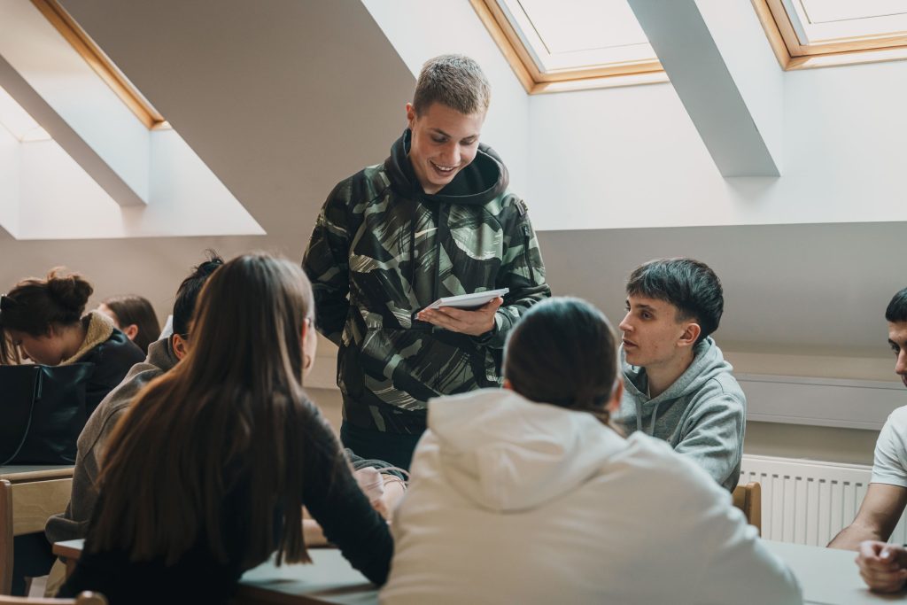 Dijaki raziskujejo projekt v razredu