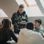 Dijaki raziskujejo projekt v razredu