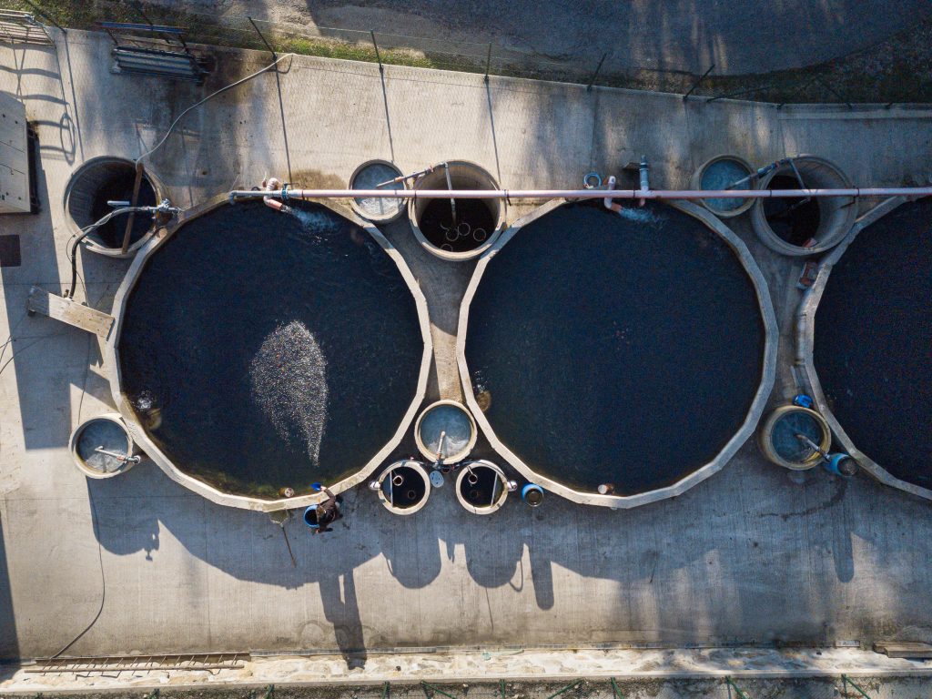 Bazeni ribogojnice, fotografirane iz zraka.