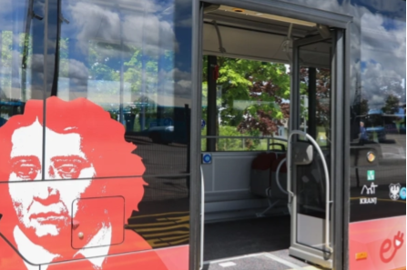 Del mestnega avtobusa v Kranj, vidna odprta vrata, na levi strani avtobusa grafika glave Prešerna